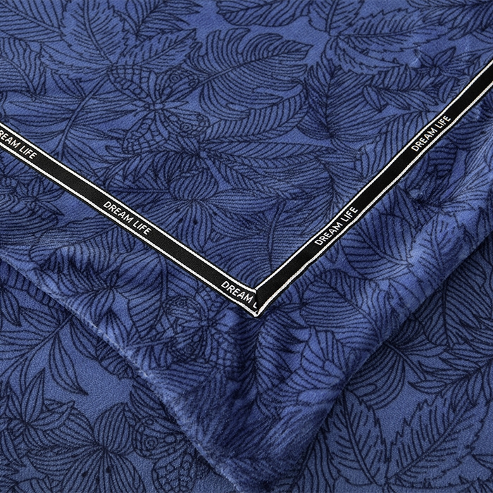 91家纺网 家纺一手货源 找家纺 妮恒美家纺 2025新款高克重牛奶绒刺绣四件套-山茶花-雾蓝