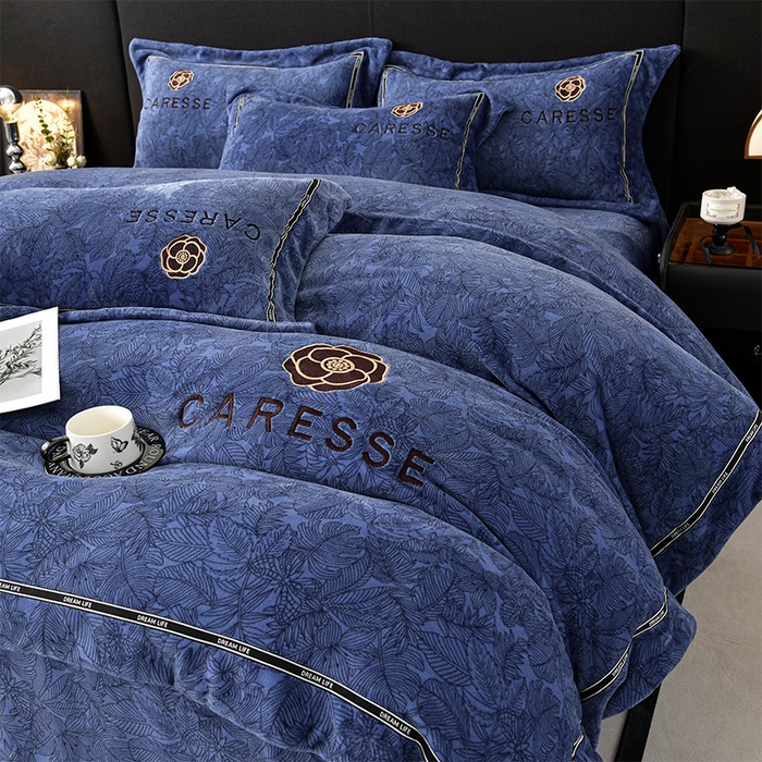 91家纺网 家纺一手货源 找家纺 妮恒美家纺 2025新款高克重牛奶绒刺绣四件套-山茶花-雾蓝