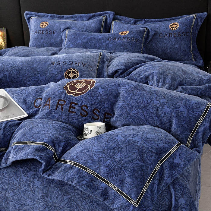 91家纺网 家纺一手货源 找家纺 妮恒美家纺 2025新款高克重牛奶绒刺绣四件套-山茶花-雾蓝