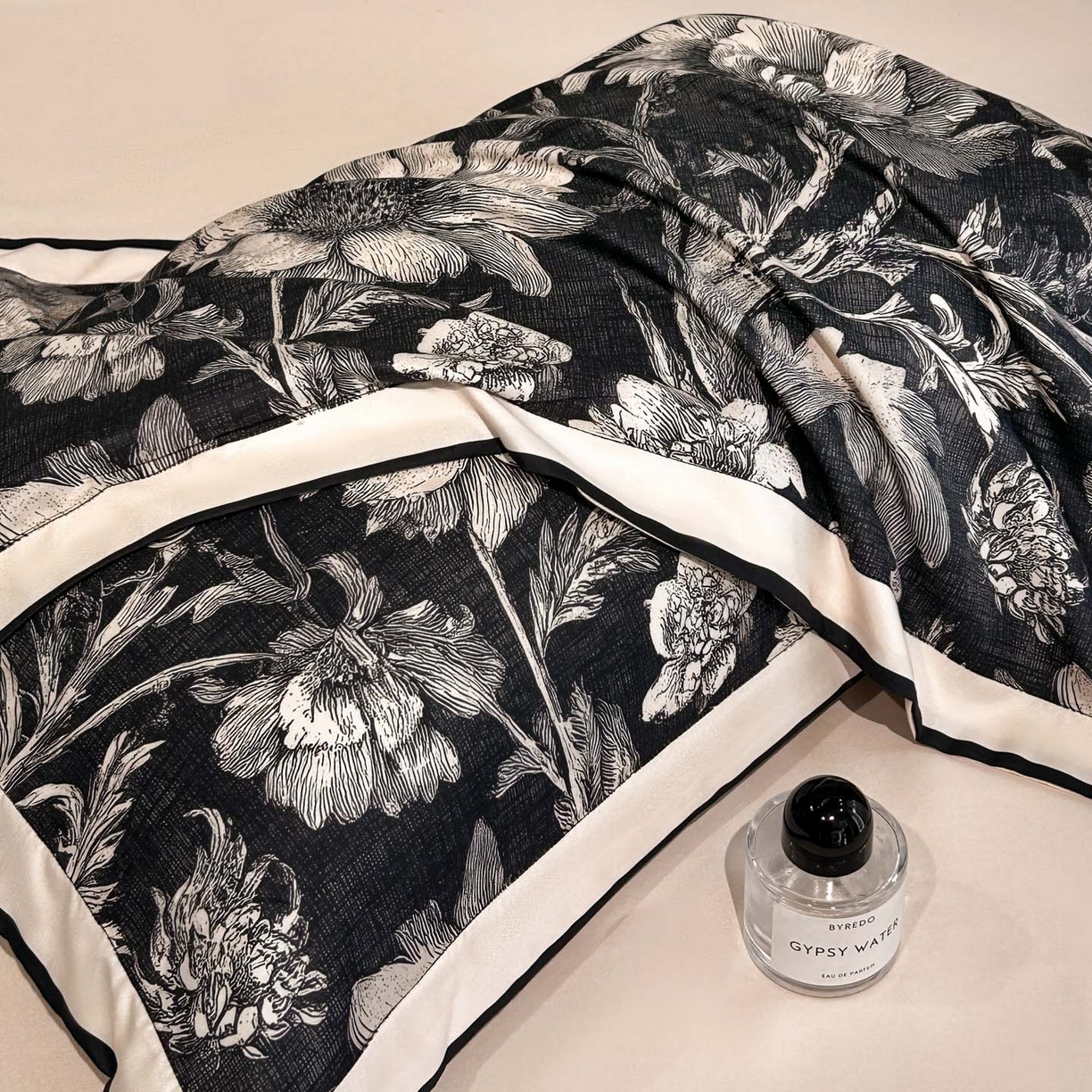 91家纺网 家纺一手货源 找家纺 花沐家居 2025新款宽边轻奢亲肤棉四件套 枝语花繁