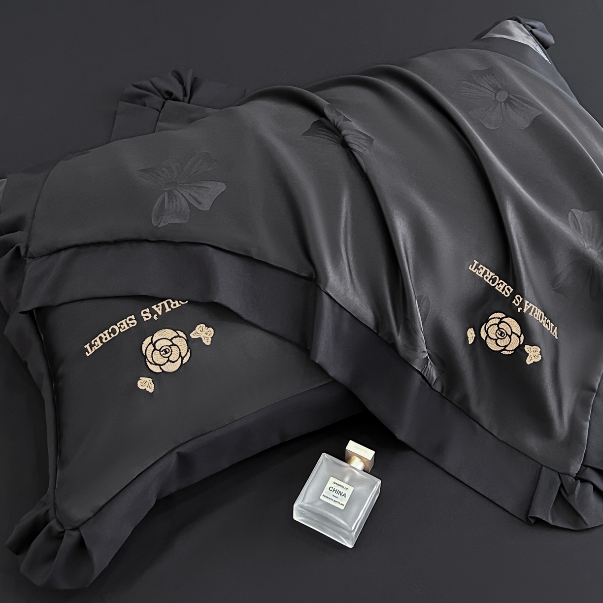 91家纺网 家纺一手货源 找家纺 花沐家居 2025新款蝴蝶提花水洗棉四件套 维多利亚的秘密