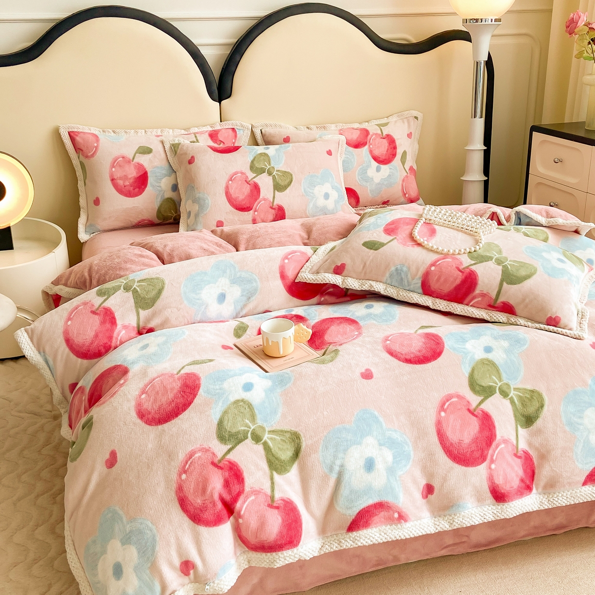 91家纺网 家纺一手货源 找家纺 瑞禾家纺（原阿亮） 2025新款高克重大包边菠萝格牛奶绒活性印染四件套 可可樱桃