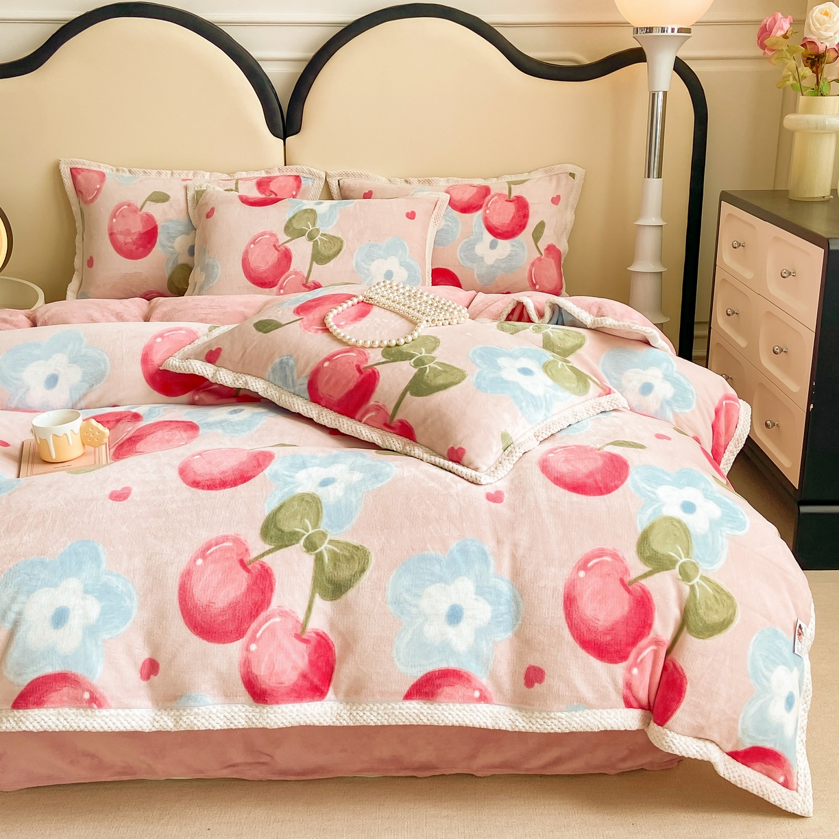 91家纺网 家纺一手货源 找家纺 瑞禾家纺（原阿亮） 2025新款高克重大包边菠萝格牛奶绒活性印染四件套 可可樱桃