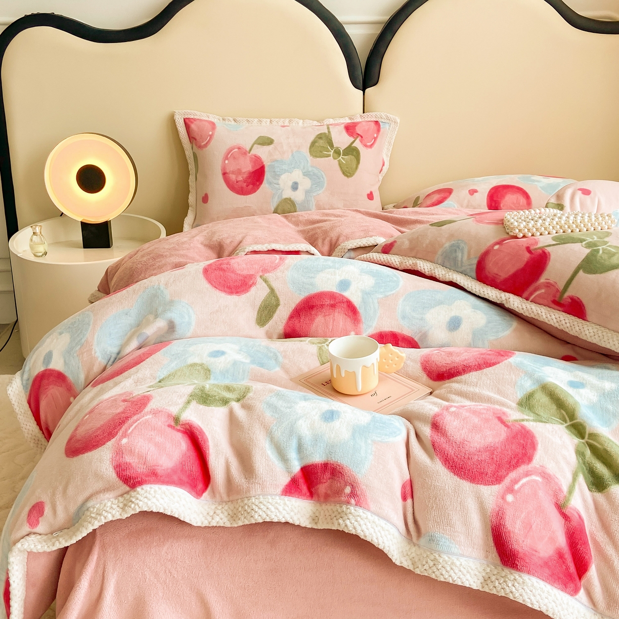 91家纺网 家纺一手货源 找家纺 瑞禾家纺（原阿亮） 2025新款高克重大包边菠萝格牛奶绒活性印染四件套 可可樱桃