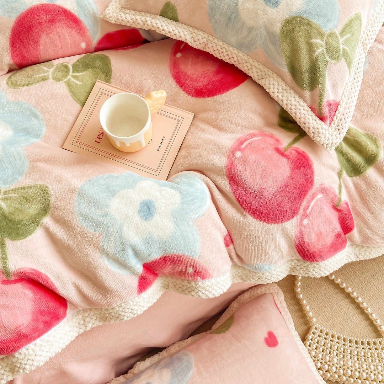 91家纺网 家纺一手货源 找家纺 瑞禾家纺（原阿亮） 2025新款高克重大包边菠萝格牛奶绒活性印染四件套 可可樱桃