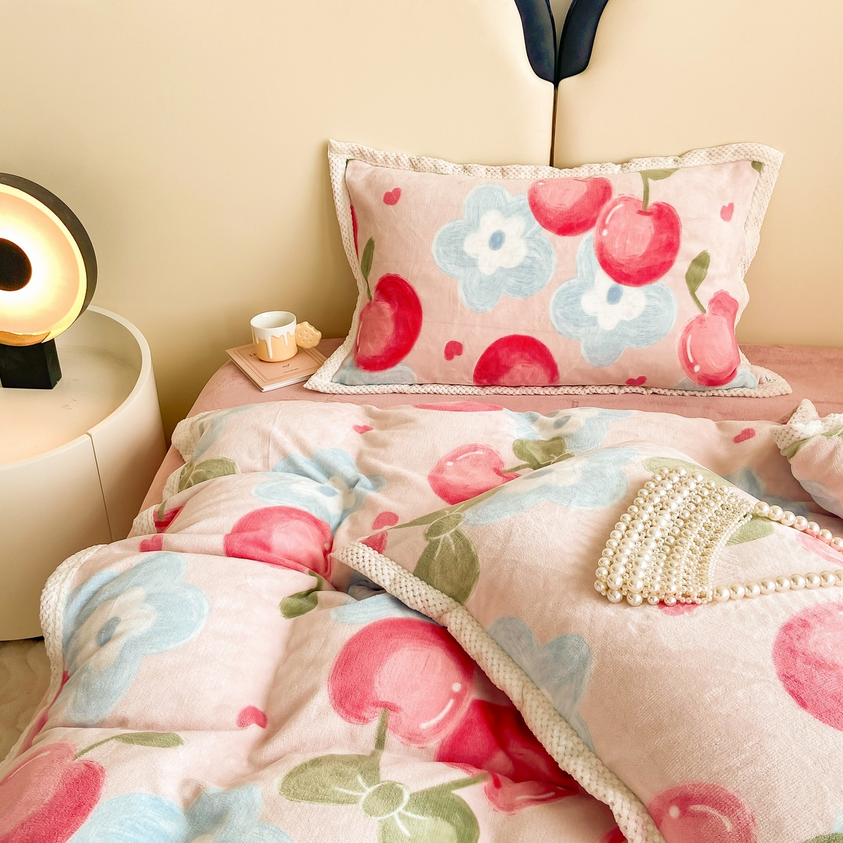 91家纺网 家纺一手货源 找家纺 瑞禾家纺（原阿亮） 2025新款高克重大包边菠萝格牛奶绒活性印染四件套 可可樱桃