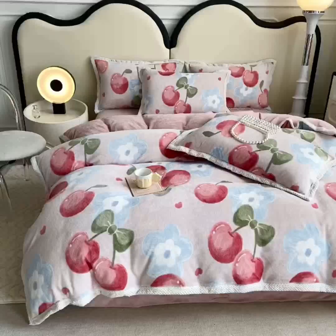 91家纺网 家纺一手货源 找家纺 瑞禾家纺（原阿亮） 2025新款高克重大包边菠萝格牛奶绒活性印染四件套 可可樱桃