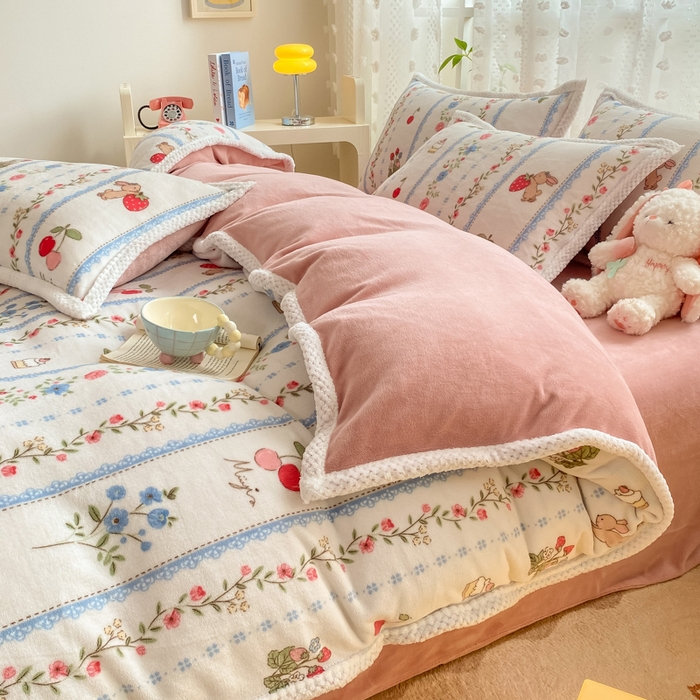 91家纺网 家纺一手货源 找家纺 阿亮家纺 2025新款高克重大包边菠萝格牛奶绒活性印染四件套 恋恋画语