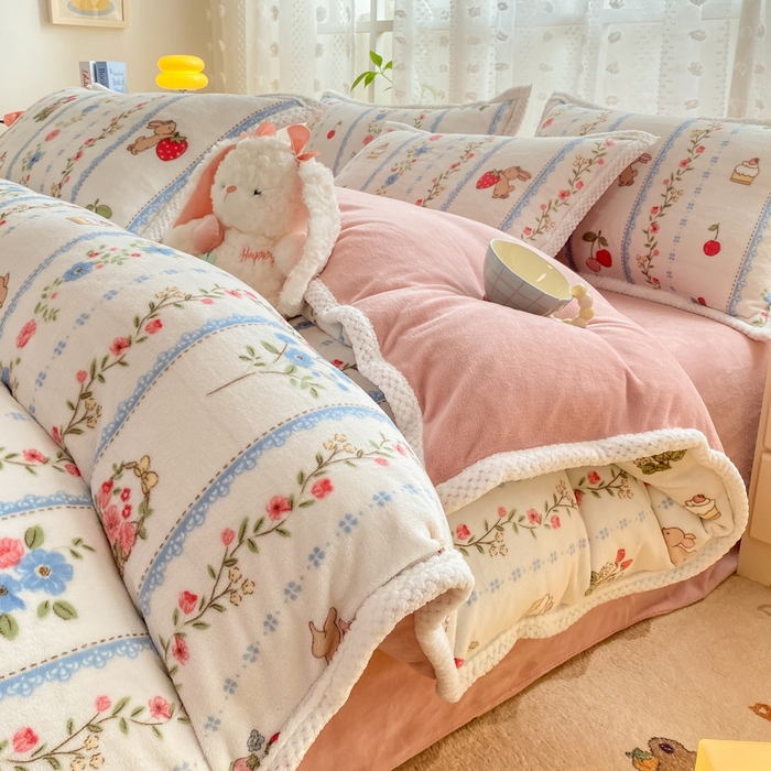 91家纺网 家纺一手货源 找家纺 阿亮家纺 2025新款高克重大包边菠萝格牛奶绒活性印染四件套 恋恋画语