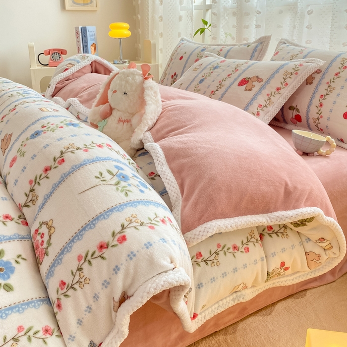 91家纺网 家纺一手货源 找家纺 阿亮家纺 2025新款高克重大包边菠萝格牛奶绒活性印染四件套 恋恋画语