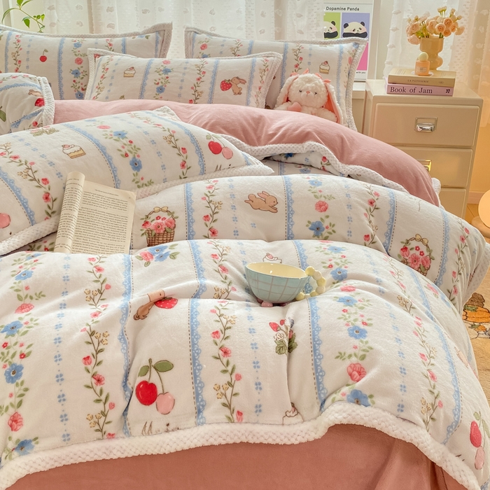 91家纺网 家纺一手货源 找家纺 阿亮家纺 2025新款高克重大包边菠萝格牛奶绒活性印染四件套 恋恋画语