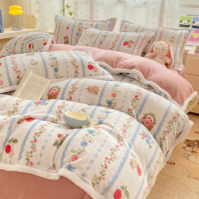 91家纺网 家纺一手货源 找家纺 阿亮家纺 2025新款高克重大包边菠萝格牛奶绒活性印染四件套 恋恋画语