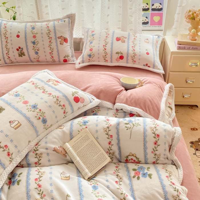 91家纺网 家纺一手货源 找家纺 阿亮家纺 2025新款高克重大包边菠萝格牛奶绒活性印染四件套 恋恋画语