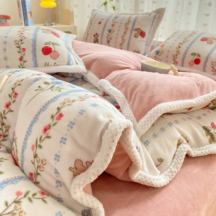 91家纺网 家纺一手货源 找家纺 阿亮家纺 2025新款高克重大包边菠萝格牛奶绒活性印染四件套 恋恋画语