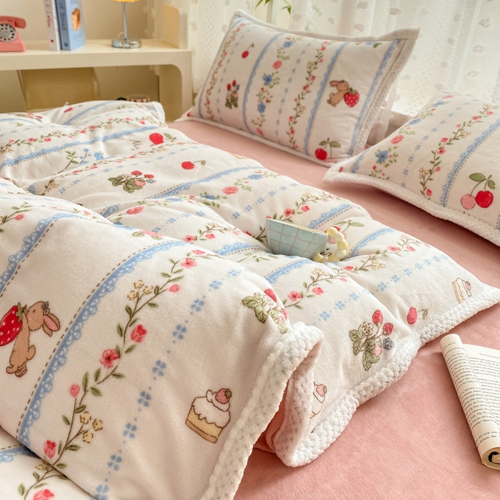 91家纺网 家纺一手货源 找家纺 阿亮家纺 2025新款高克重大包边菠萝格牛奶绒活性印染四件套 恋恋画语