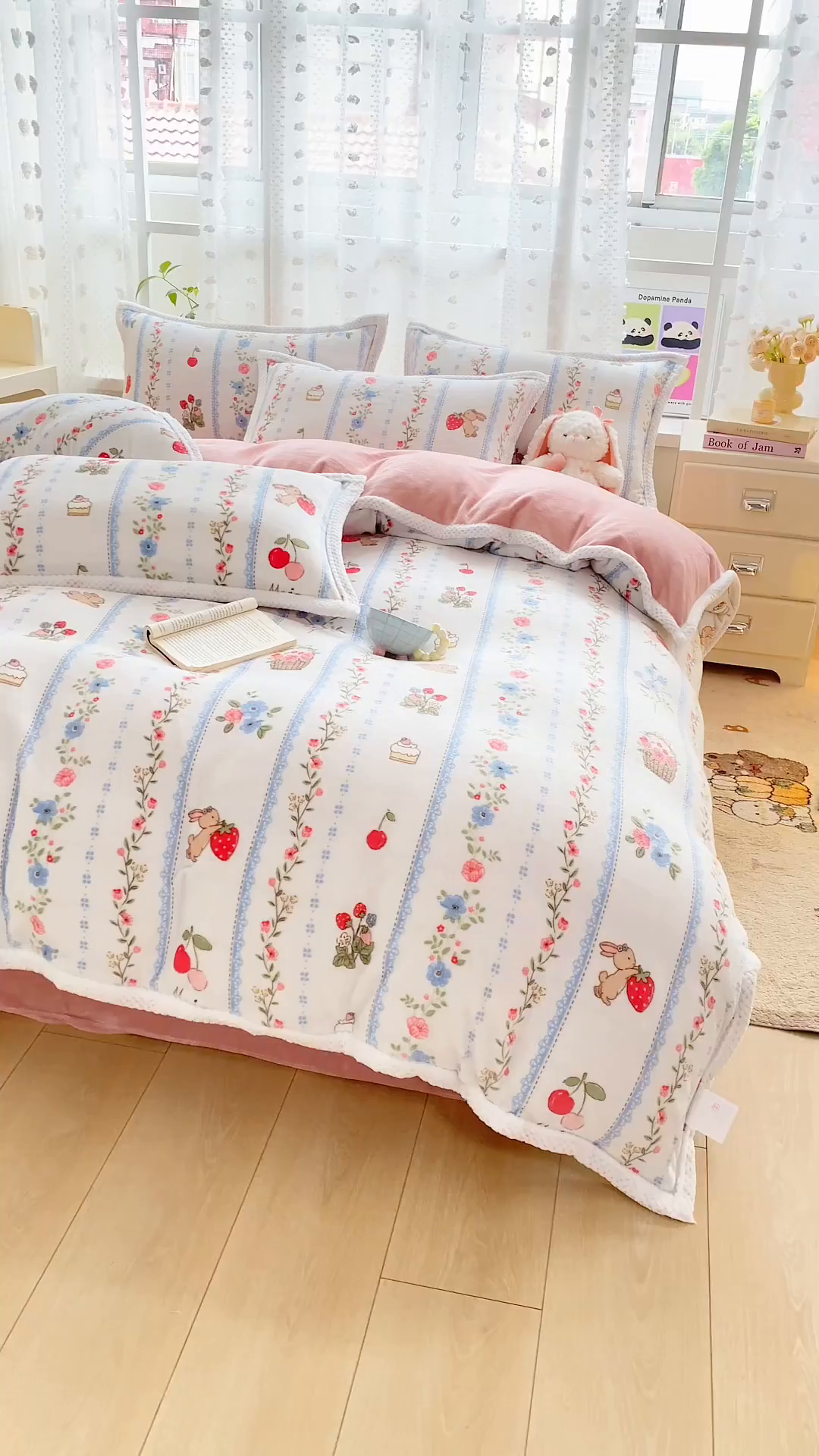 91家纺网 家纺一手货源 找家纺 阿亮家纺 2025新款高克重大包边菠萝格牛奶绒活性印染四件套 恋恋画语