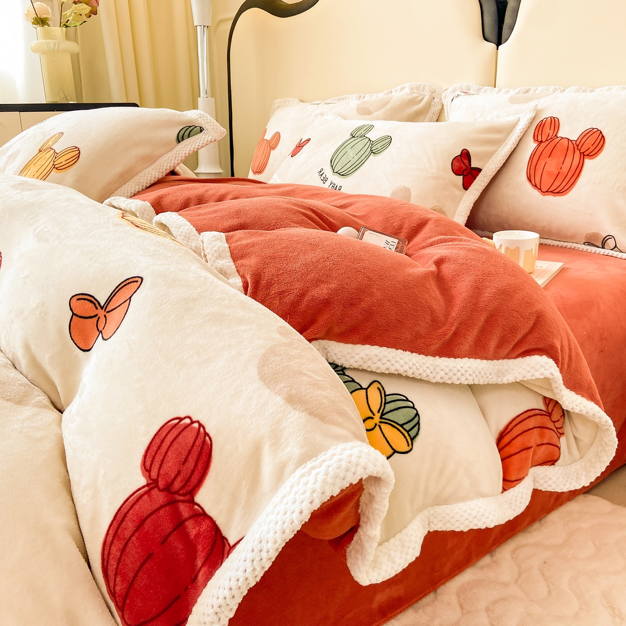 阿亮家纺 2025新款高克重大包边菠萝格牛奶绒活性印染四件套 绿洲小熊