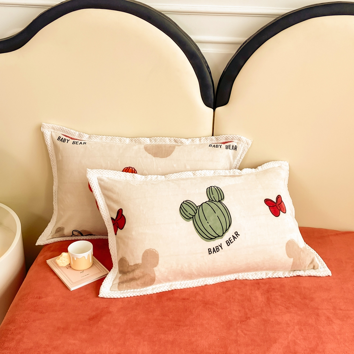 91家纺网 家纺一手货源 找家纺 阿亮家纺 2025新款高克重大包边菠萝格牛奶绒活性印染四件套 绿洲小熊