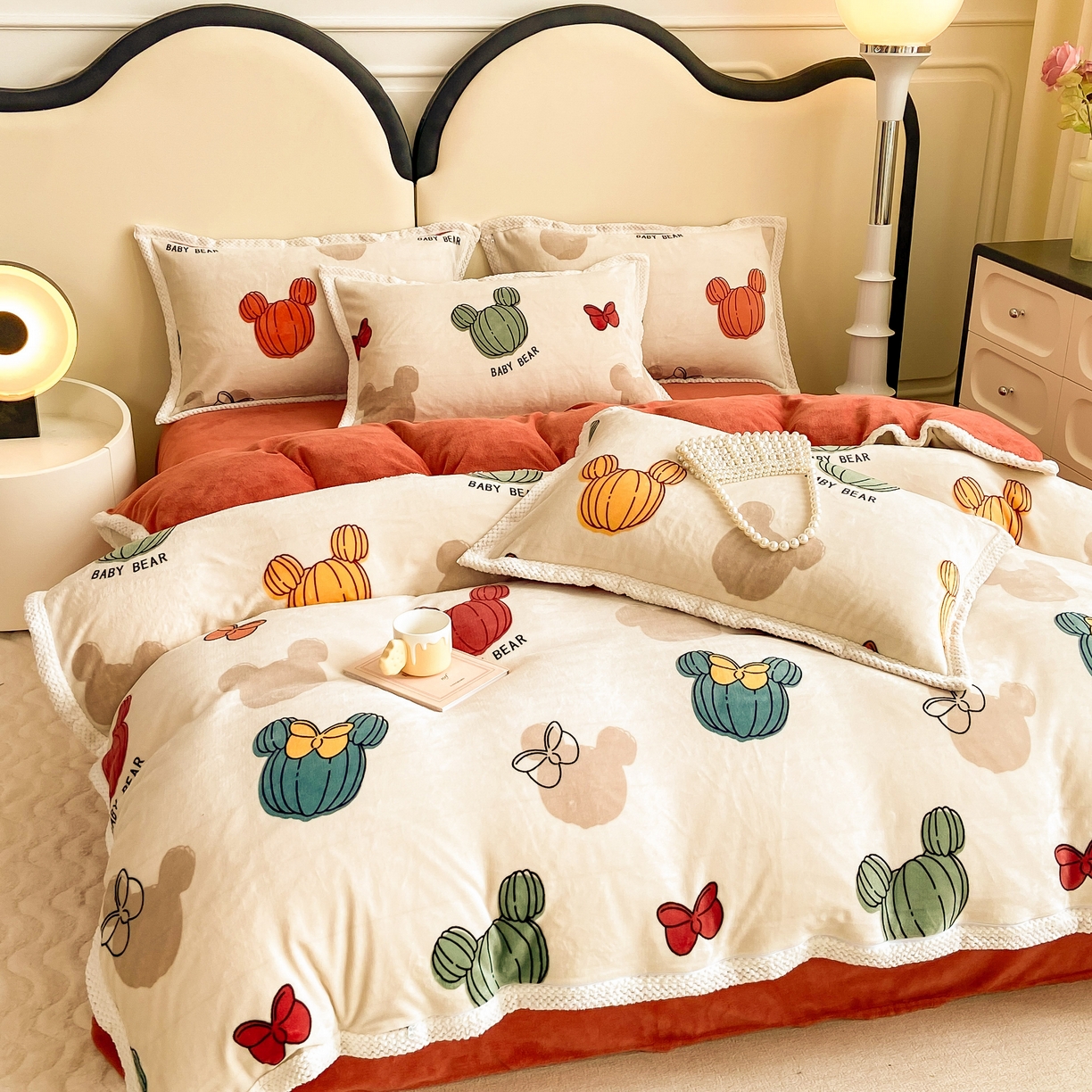 91家纺网 家纺一手货源 找家纺 阿亮家纺 2025新款高克重大包边菠萝格牛奶绒活性印染四件套 绿洲小熊