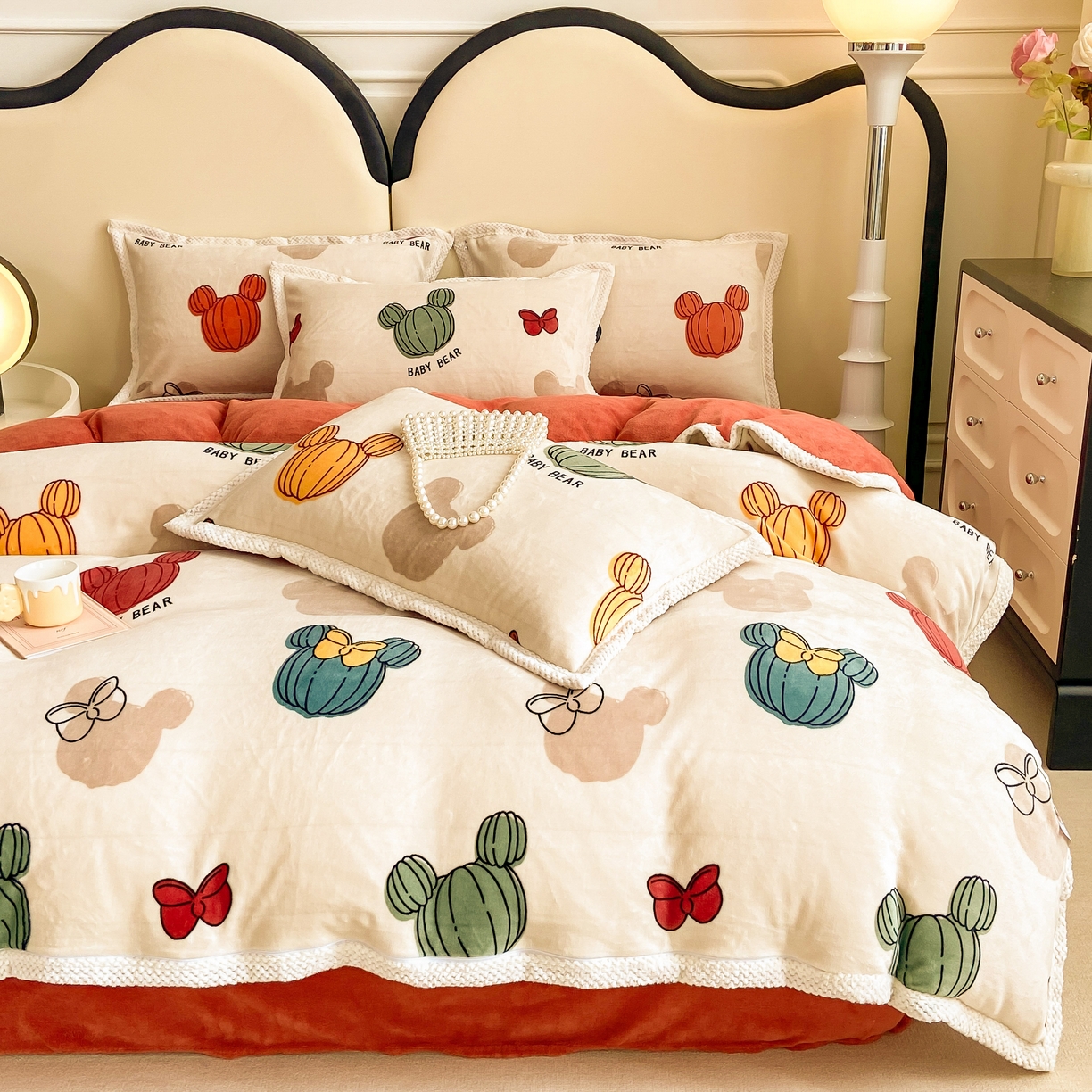 91家纺网 家纺一手货源 找家纺 阿亮家纺 2025新款高克重大包边菠萝格牛奶绒活性印染四件套 绿洲小熊