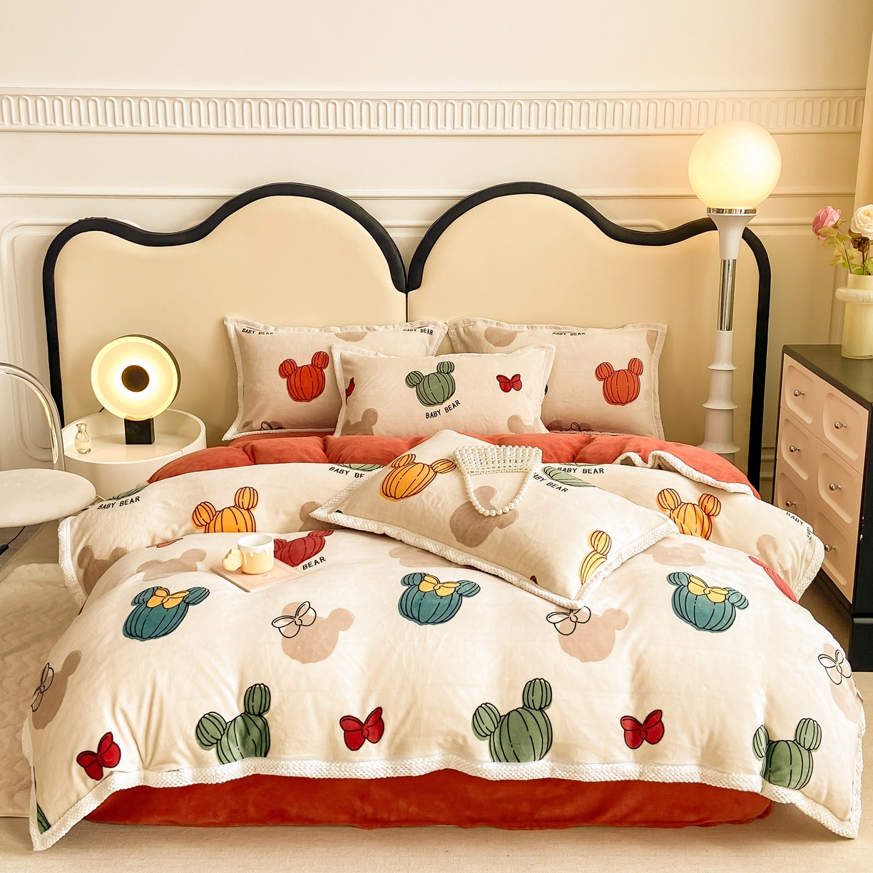 91家纺网 家纺一手货源 找家纺 阿亮家纺 2025新款高克重大包边菠萝格牛奶绒活性印染四件套 绿洲小熊