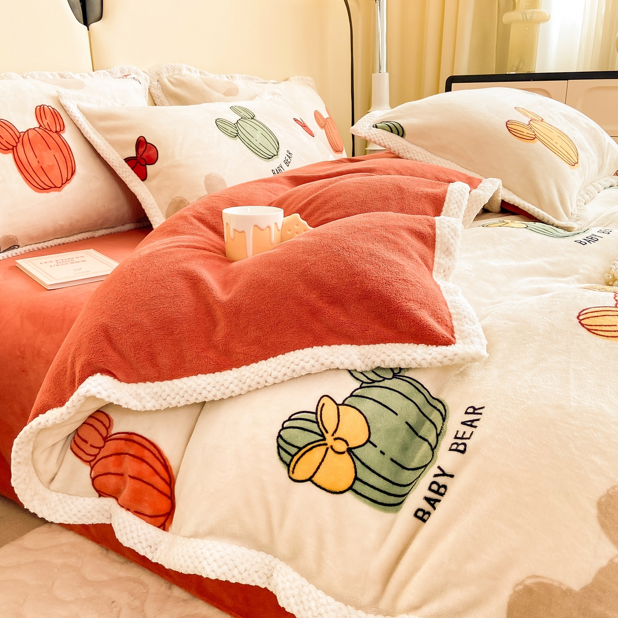 91家纺网 家纺一手货源 找家纺 阿亮家纺 2025新款高克重大包边菠萝格牛奶绒活性印染四件套 绿洲小熊