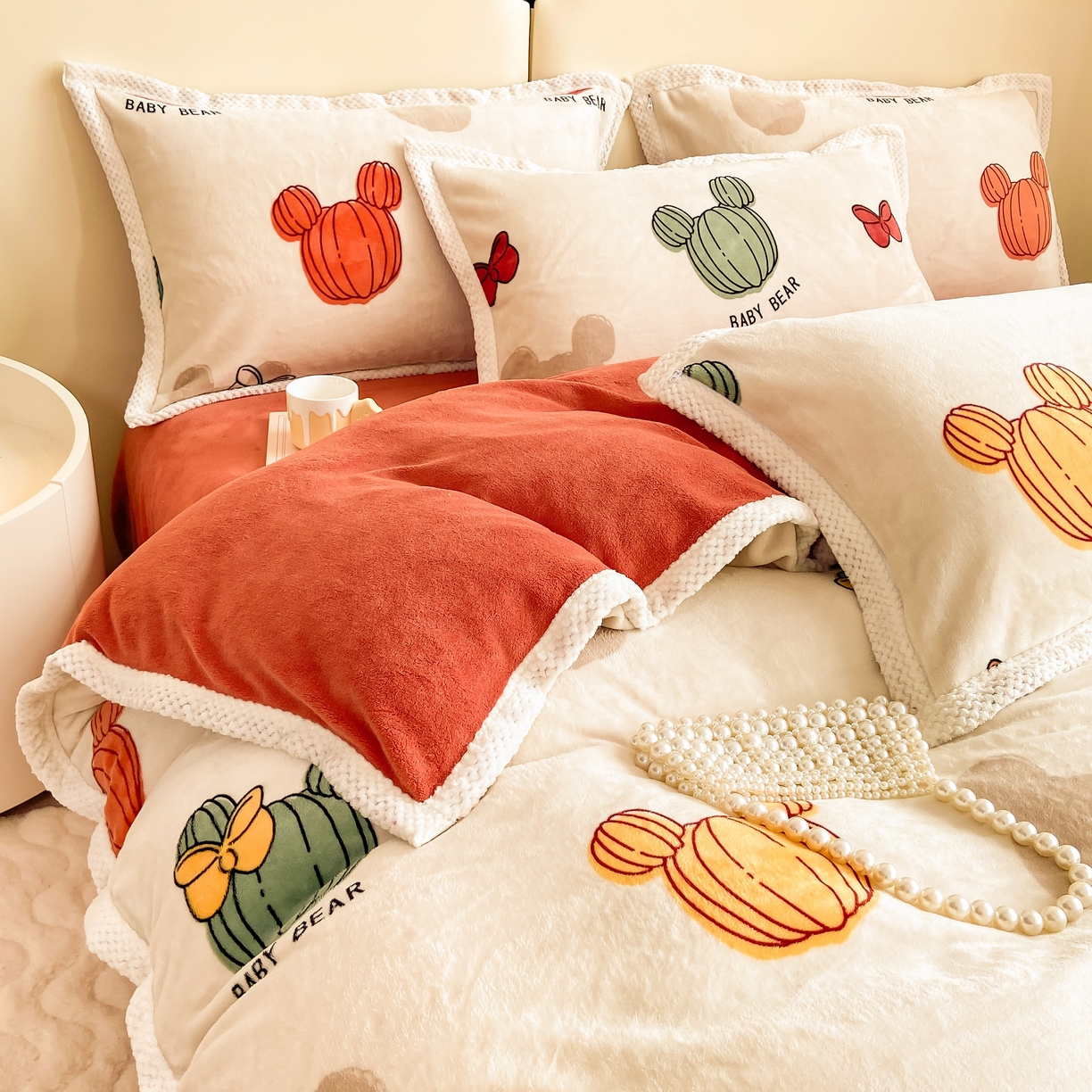 91家纺网 家纺一手货源 找家纺 阿亮家纺 2025新款高克重大包边菠萝格牛奶绒活性印染四件套 绿洲小熊