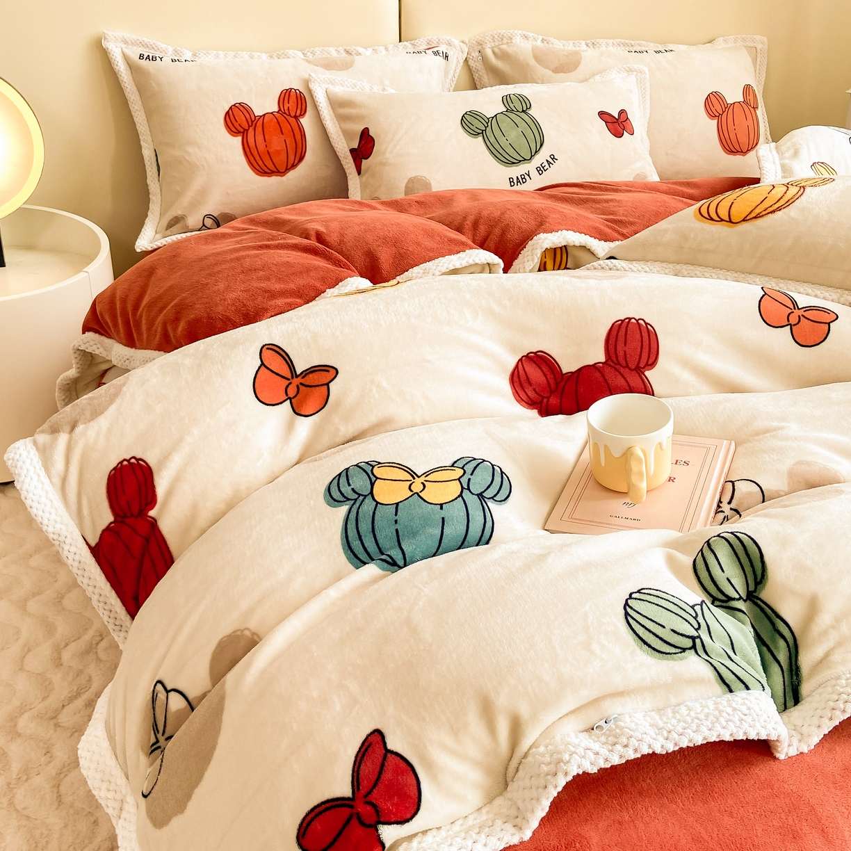 91家纺网 家纺一手货源 找家纺 阿亮家纺 2025新款高克重大包边菠萝格牛奶绒活性印染四件套 绿洲小熊