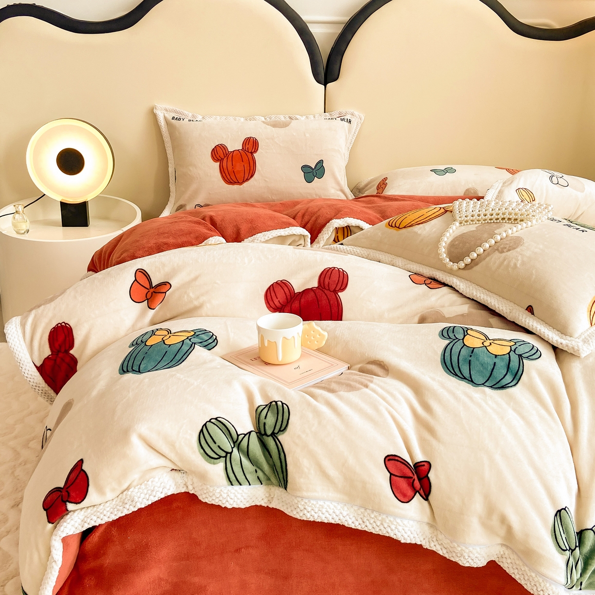 91家纺网 家纺一手货源 找家纺 阿亮家纺 2025新款高克重大包边菠萝格牛奶绒活性印染四件套 绿洲小熊