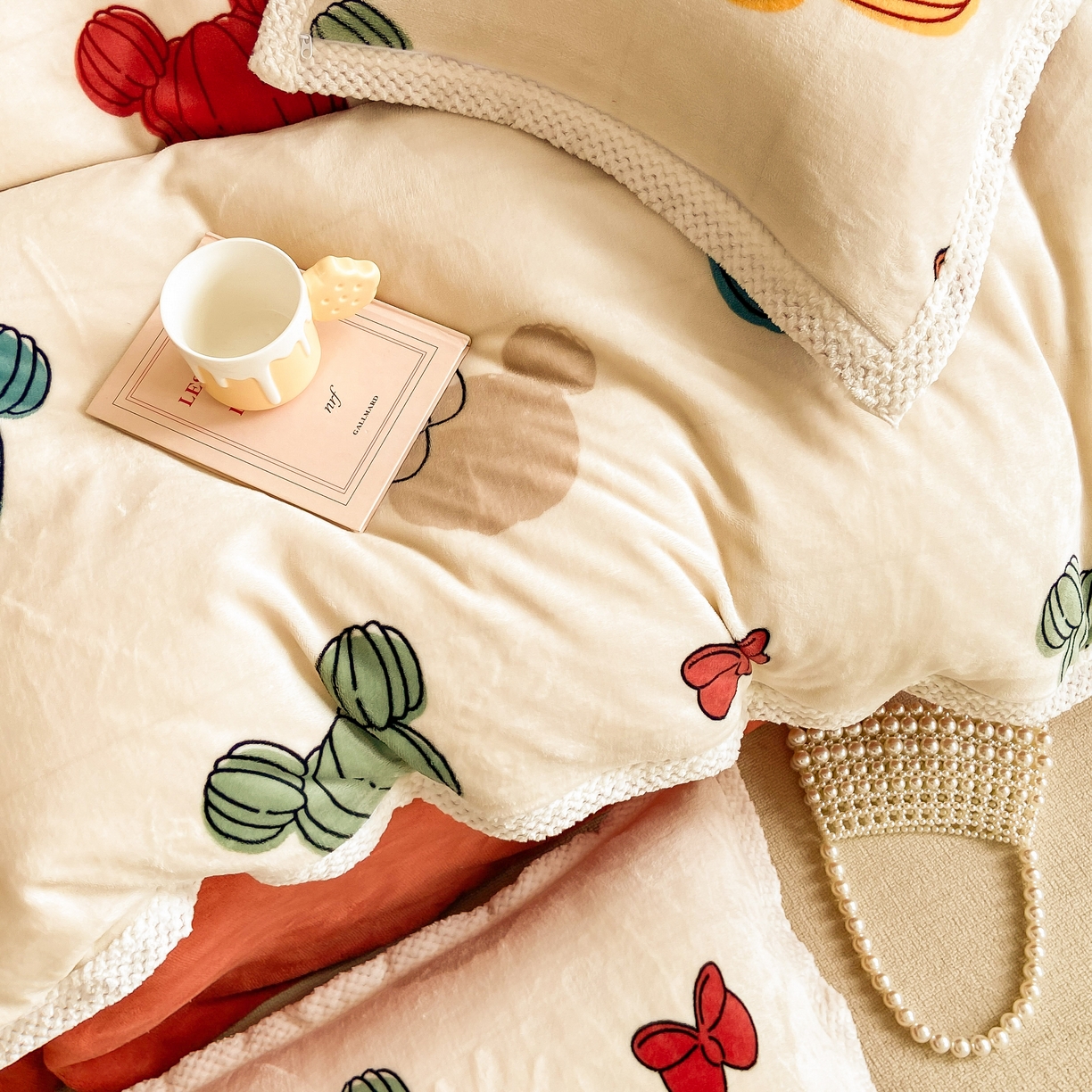 91家纺网 家纺一手货源 找家纺 阿亮家纺 2025新款高克重大包边菠萝格牛奶绒活性印染四件套 绿洲小熊