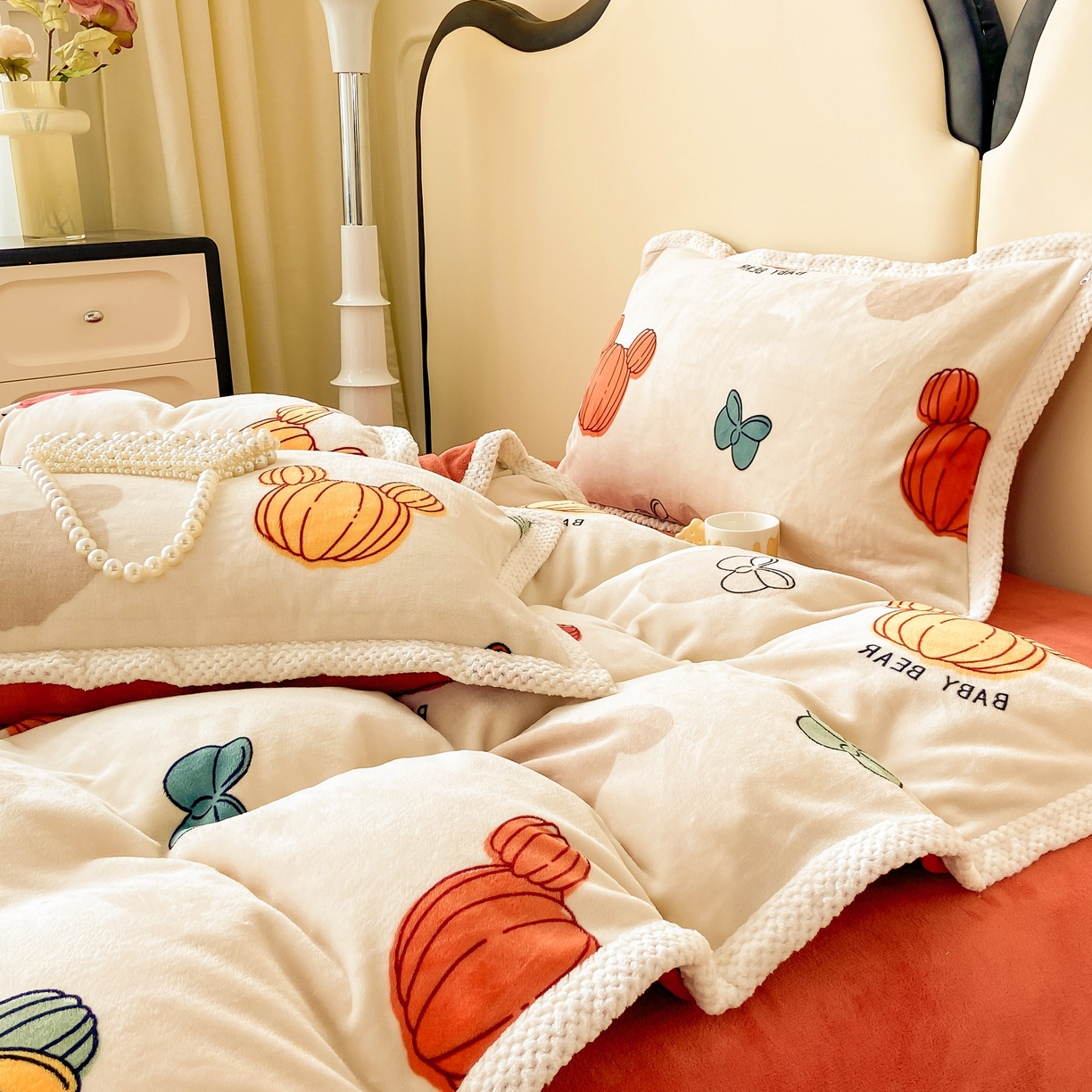 91家纺网 家纺一手货源 找家纺 阿亮家纺 2025新款高克重大包边菠萝格牛奶绒活性印染四件套 绿洲小熊