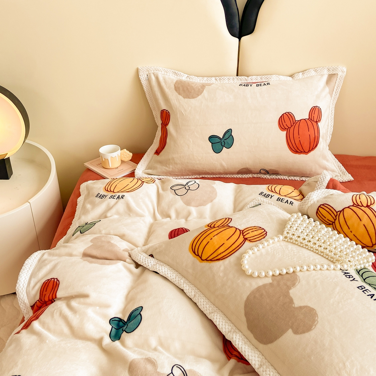 91家纺网 家纺一手货源 找家纺 阿亮家纺 2025新款高克重大包边菠萝格牛奶绒活性印染四件套 绿洲小熊