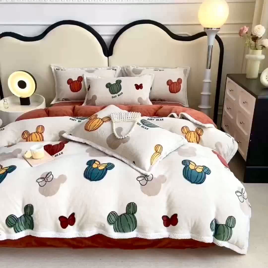 91家纺网 家纺一手货源 找家纺 阿亮家纺 2025新款高克重大包边菠萝格牛奶绒活性印染四件套 绿洲小熊