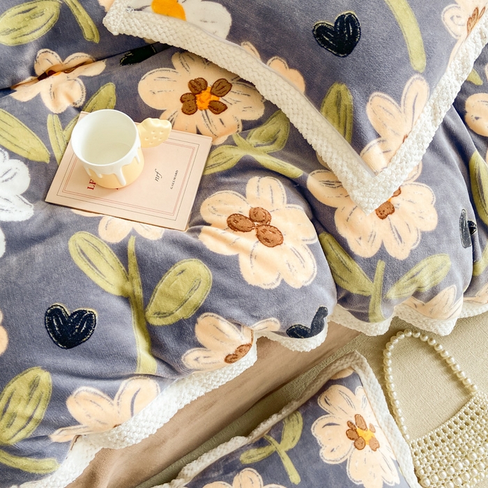 91家纺网 家纺一手货源 找家纺 阿亮家纺 2025新款高克重大包边菠萝格牛奶绒活性印染四件套 陌上花开