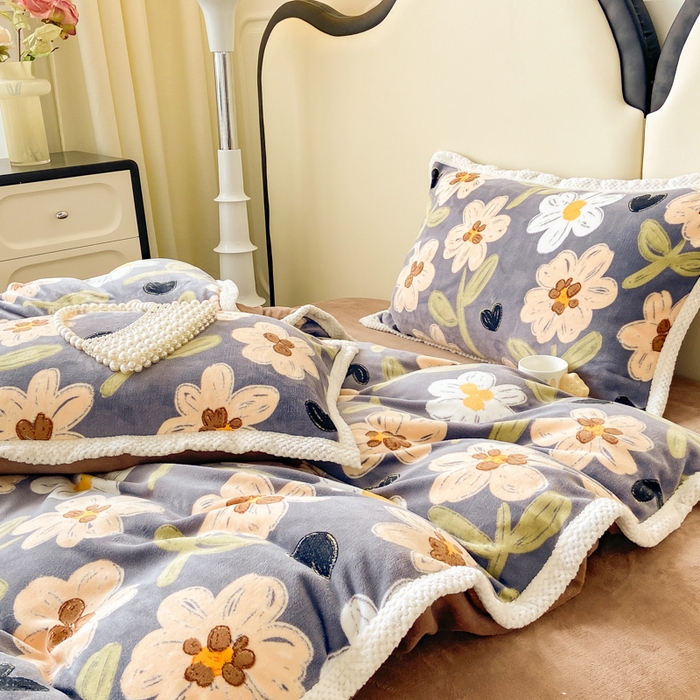 91家纺网 家纺一手货源 找家纺 阿亮家纺 2025新款高克重大包边菠萝格牛奶绒活性印染四件套 陌上花开