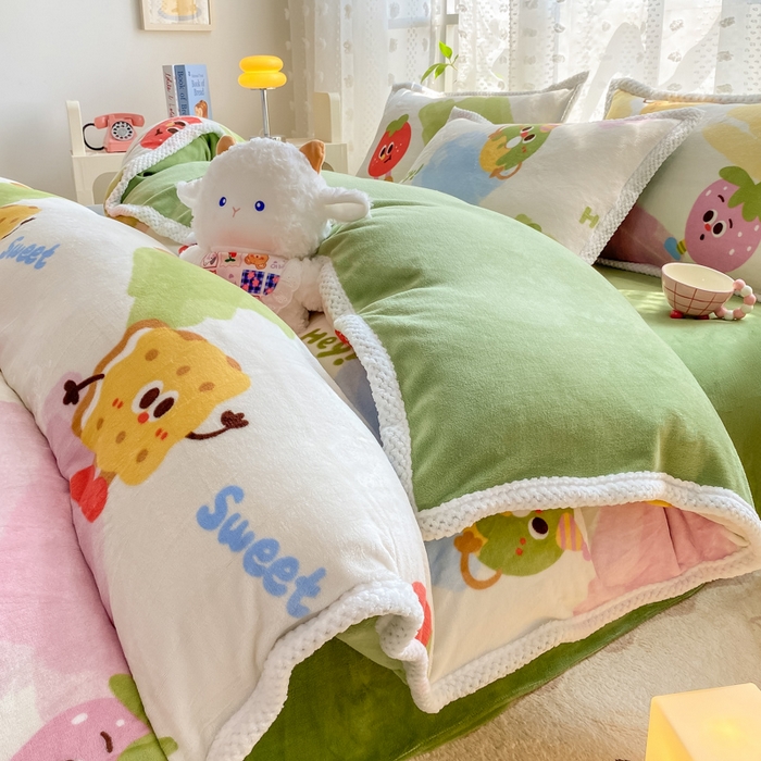 91家纺网 家纺一手货源 找家纺 阿亮家纺 2025新款高克重大包边菠萝格牛奶绒活性印染四件套 七彩草莓