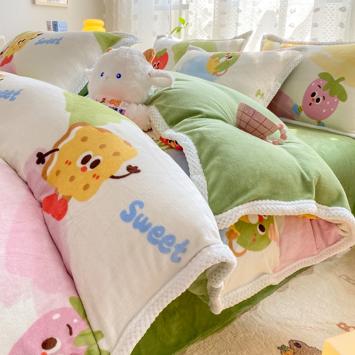 91家纺网 家纺一手货源 找家纺 阿亮家纺 2025新款高克重大包边菠萝格牛奶绒活性印染四件套 七彩草莓