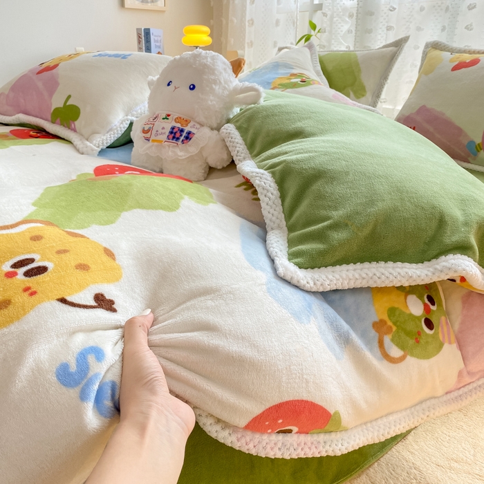 91家纺网 家纺一手货源 找家纺 阿亮家纺 2025新款高克重大包边菠萝格牛奶绒活性印染四件套 七彩草莓