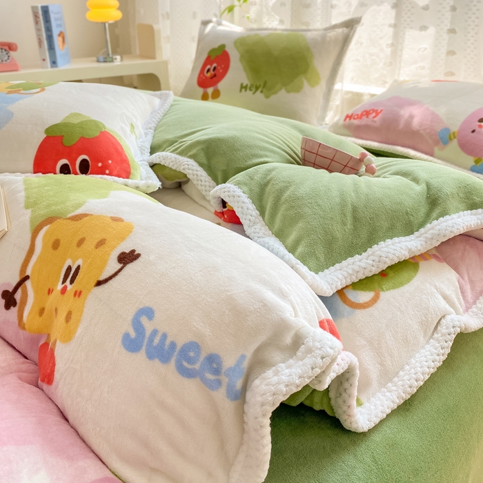 91家纺网 家纺一手货源 找家纺 阿亮家纺 2025新款高克重大包边菠萝格牛奶绒活性印染四件套 七彩草莓