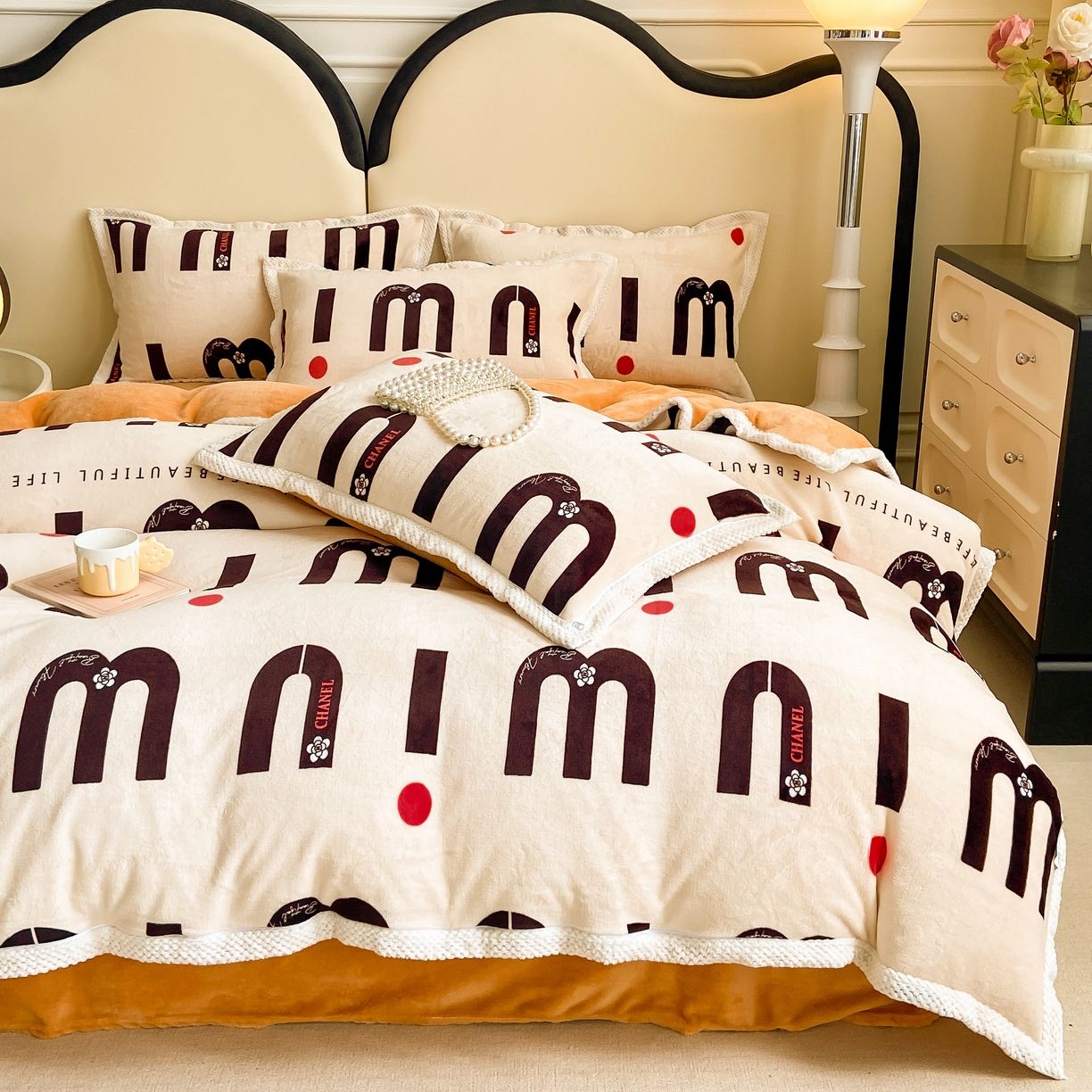 91家纺网 家纺一手货源 找家纺 阿亮家纺 2025新款高克重大包边菠萝格牛奶绒活性印染四件套 奇妙旋律