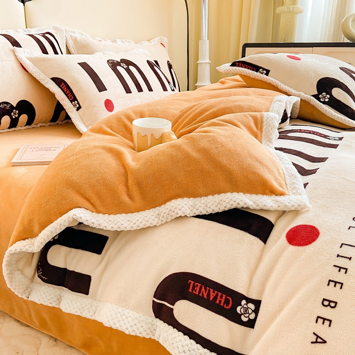 91家纺网 家纺一手货源 找家纺 阿亮家纺 2025新款高克重大包边菠萝格牛奶绒活性印染四件套 奇妙旋律