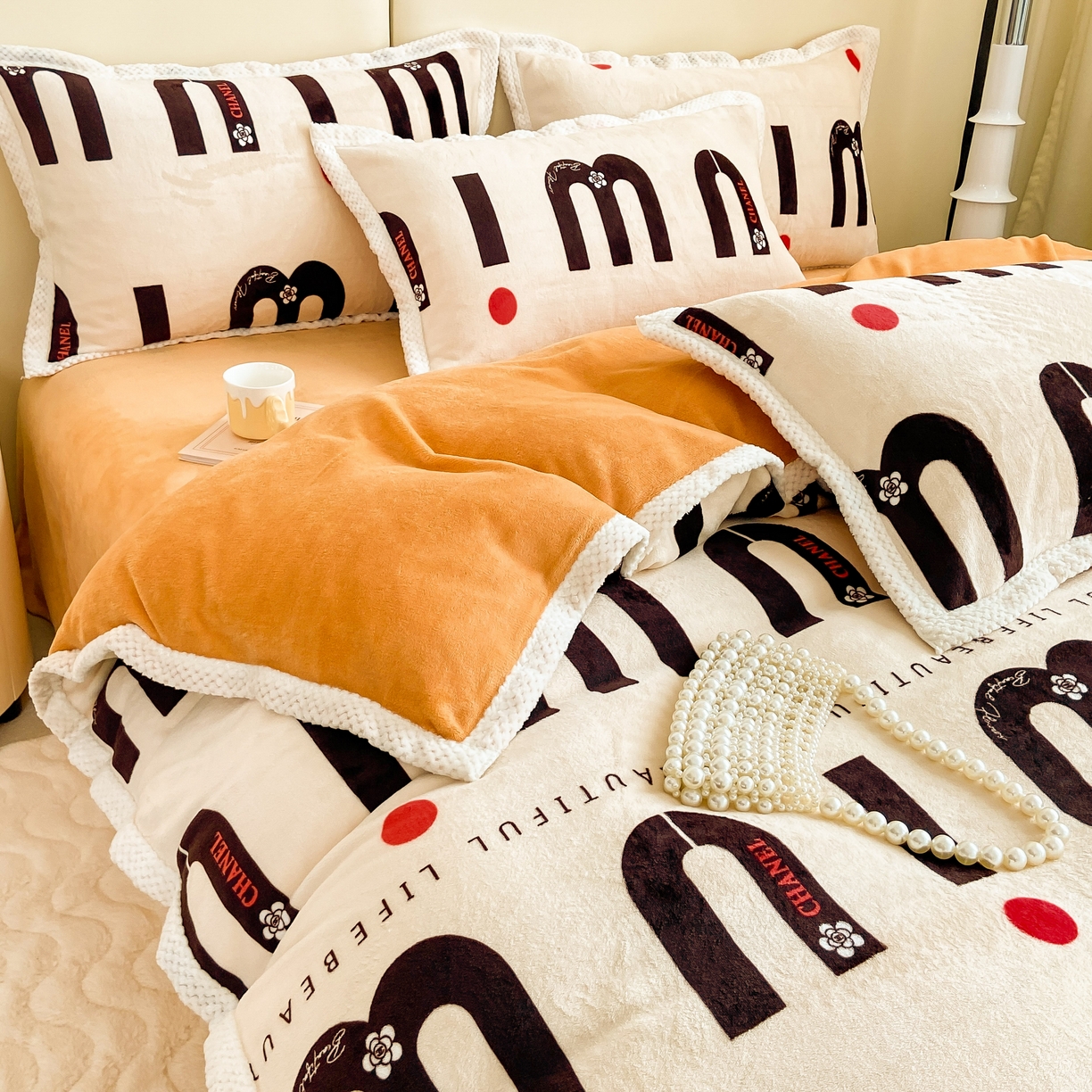 91家纺网 家纺一手货源 找家纺 阿亮家纺 2025新款高克重大包边菠萝格牛奶绒活性印染四件套 奇妙旋律