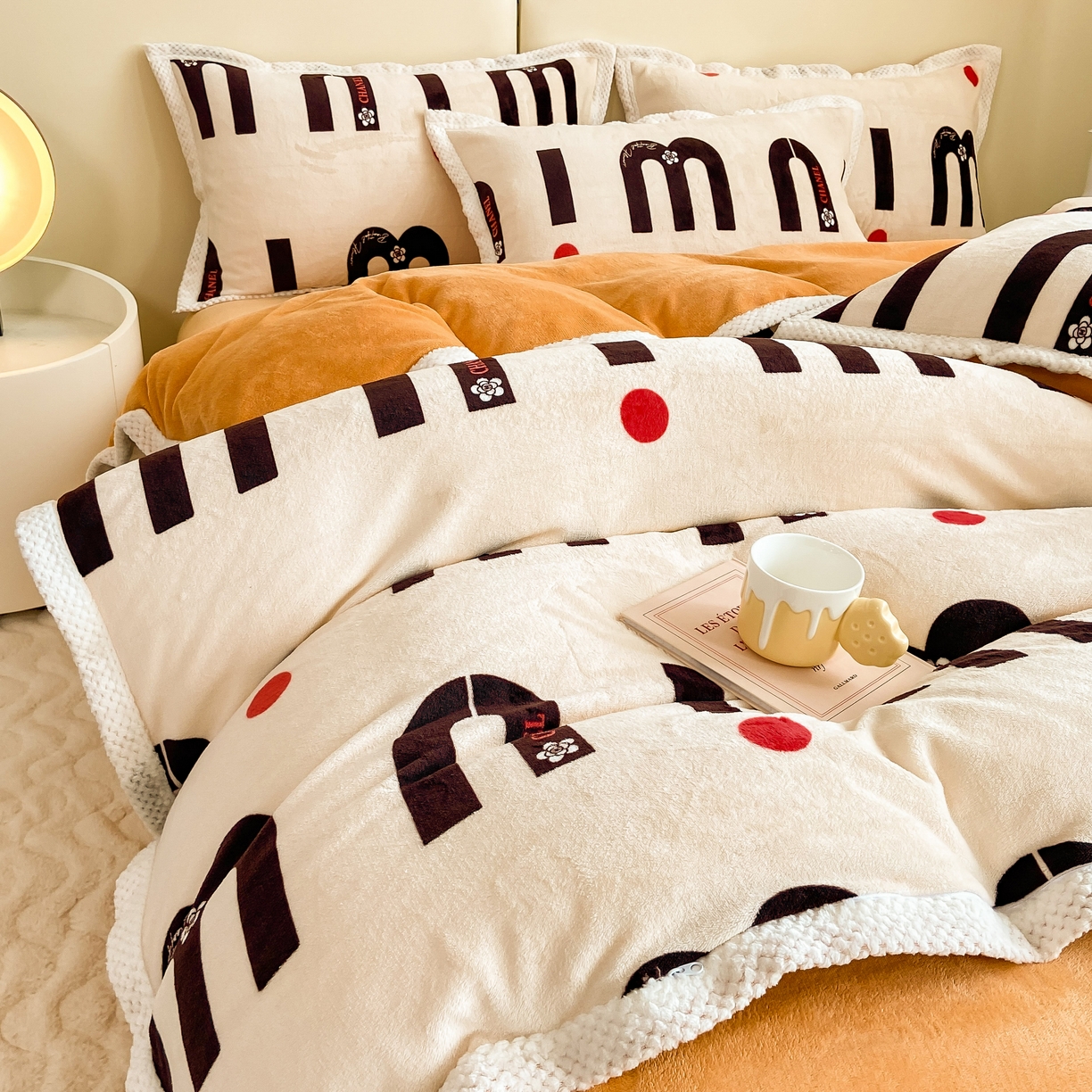 91家纺网 家纺一手货源 找家纺 阿亮家纺 2025新款高克重大包边菠萝格牛奶绒活性印染四件套 奇妙旋律