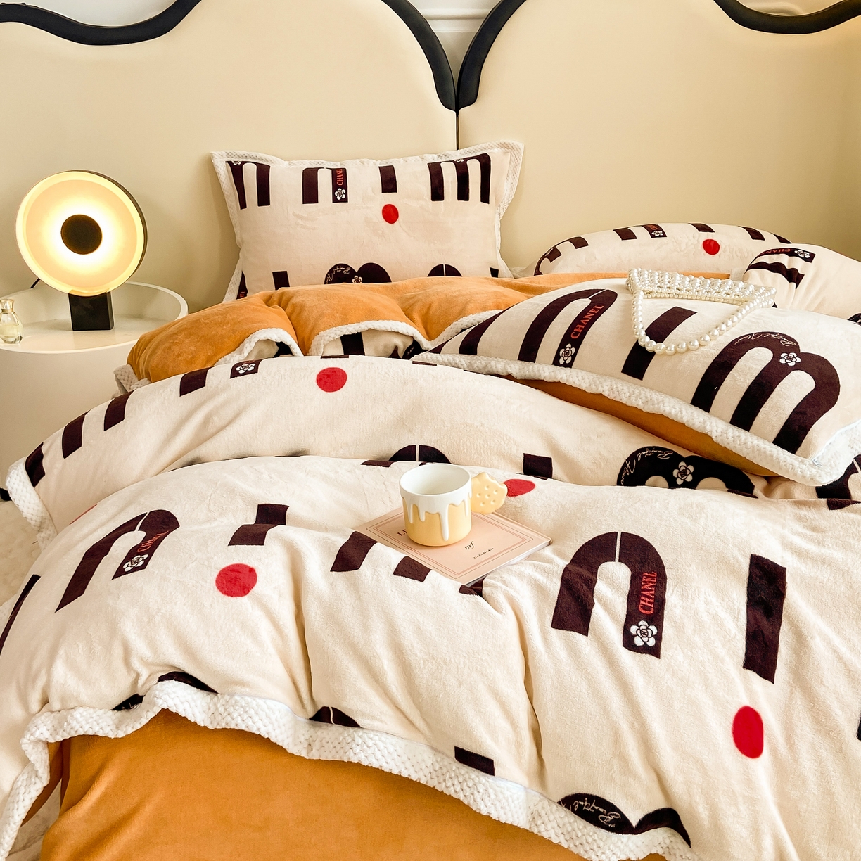 91家纺网 家纺一手货源 找家纺 阿亮家纺 2025新款高克重大包边菠萝格牛奶绒活性印染四件套 奇妙旋律