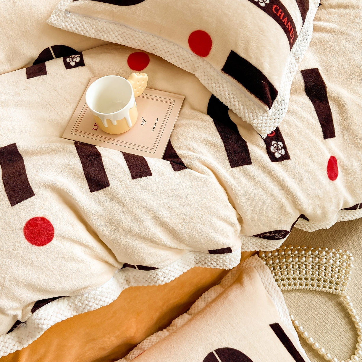 91家纺网 家纺一手货源 找家纺 阿亮家纺 2025新款高克重大包边菠萝格牛奶绒活性印染四件套 奇妙旋律