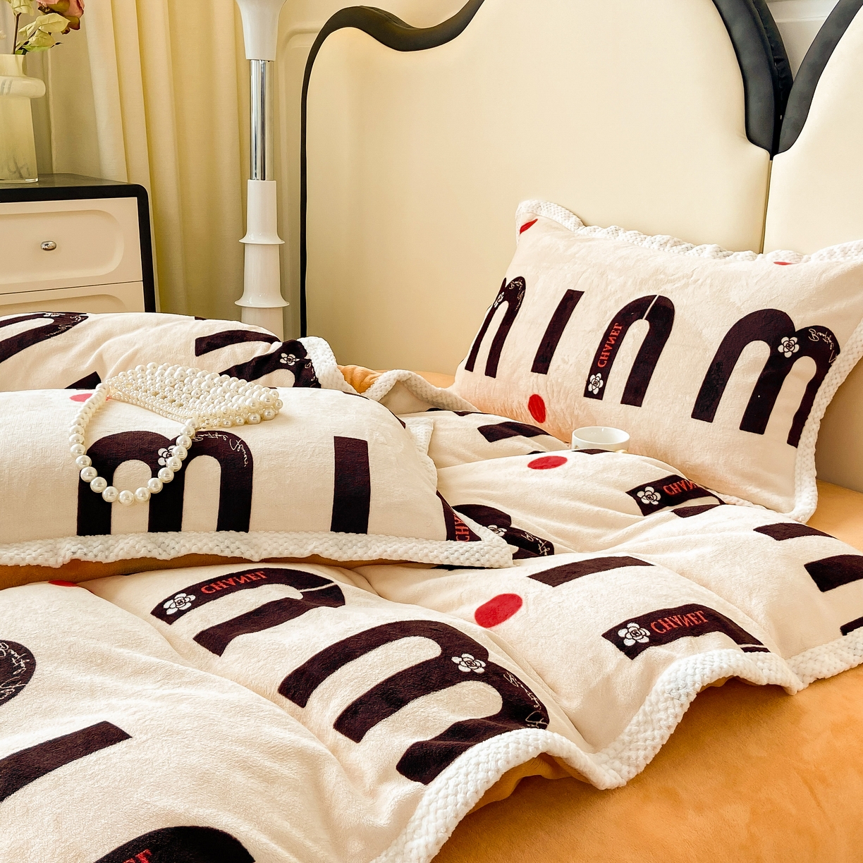 91家纺网 家纺一手货源 找家纺 阿亮家纺 2025新款高克重大包边菠萝格牛奶绒活性印染四件套 奇妙旋律