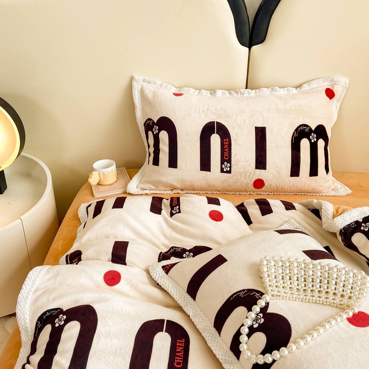 91家纺网 家纺一手货源 找家纺 阿亮家纺 2025新款高克重大包边菠萝格牛奶绒活性印染四件套 奇妙旋律