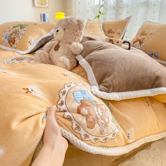 91家纺网 家纺一手货源 找家纺 阿亮家纺 2025新款高克重大包边菠萝格牛奶绒活性印染四件套 亲密朋友