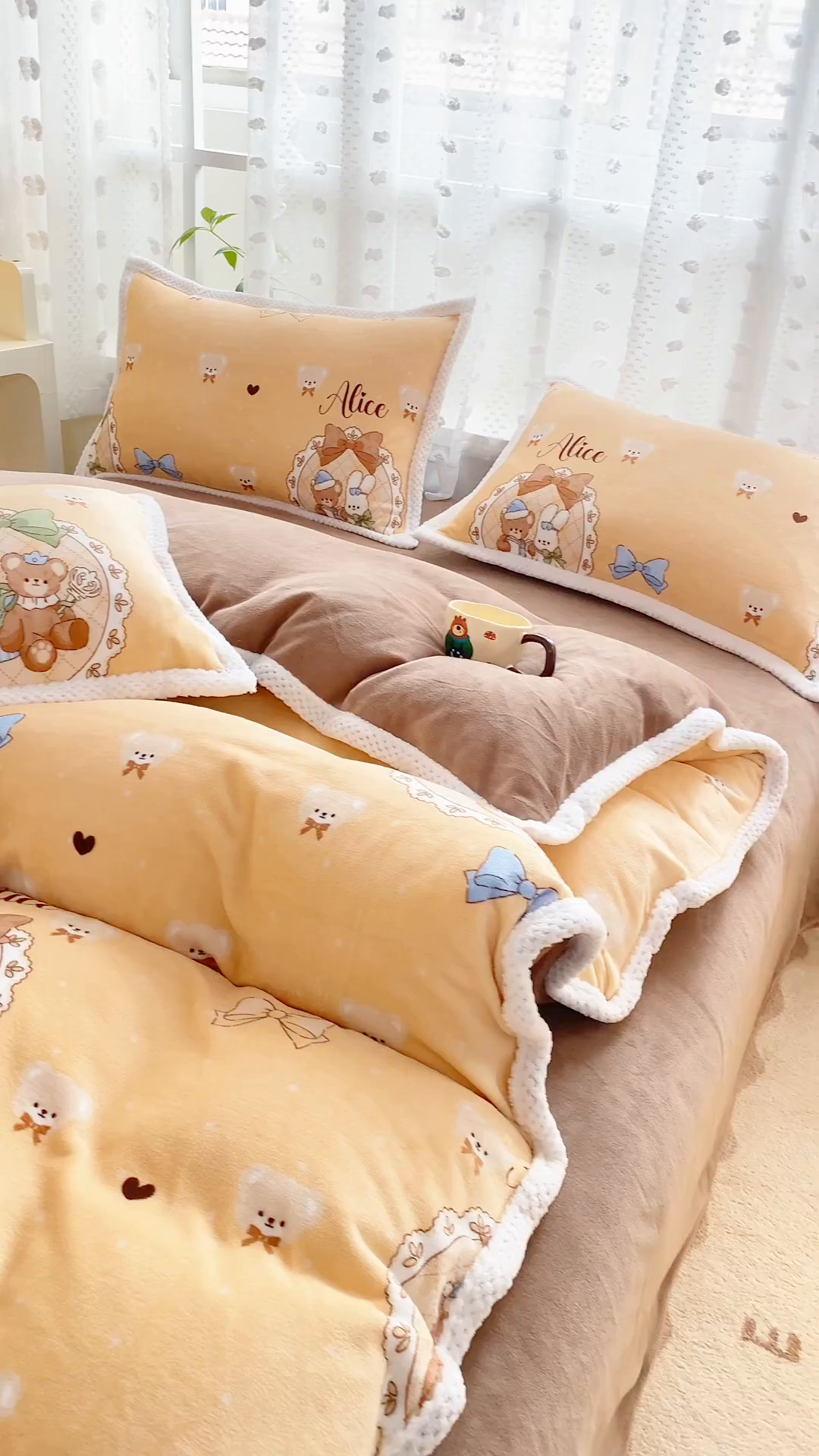 91家纺网 家纺一手货源 找家纺 阿亮家纺 2025新款高克重大包边菠萝格牛奶绒活性印染四件套 亲密朋友