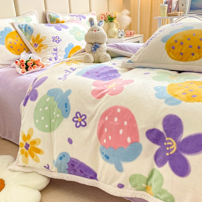 91家纺网 家纺一手货源 找家纺 阿亮家纺 2025新款高克重大包边菠萝格牛奶绒活性印染四件套 清新草莓